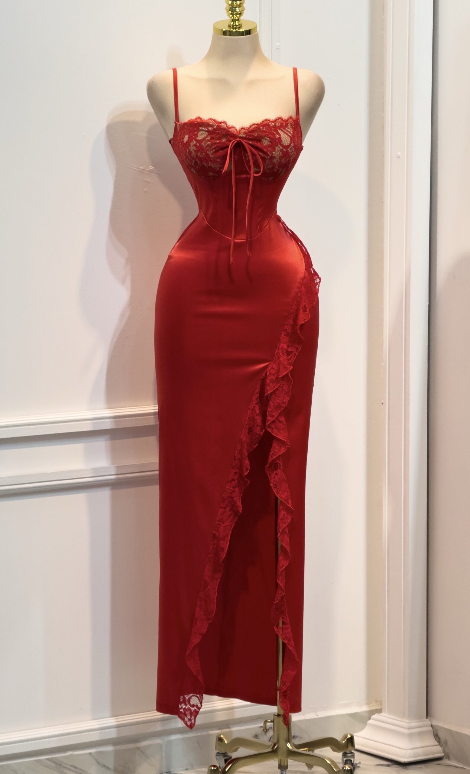 Vestido Largo Rojo Con Encaje Superior Y Abertura Lateral - Image 4