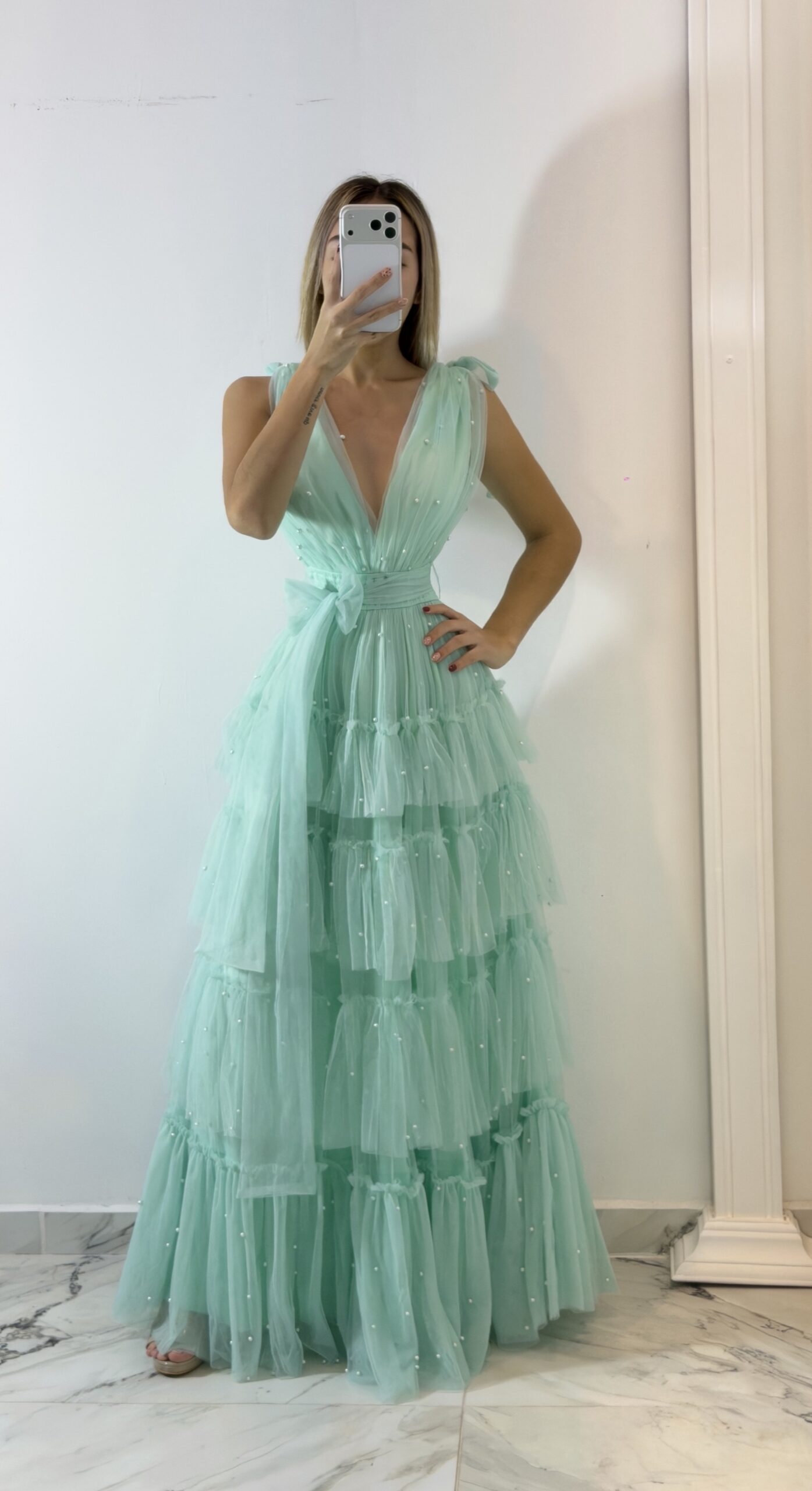 Vestido Largo Verde Menta De Tul Con Escote En V Profundo - Image 4