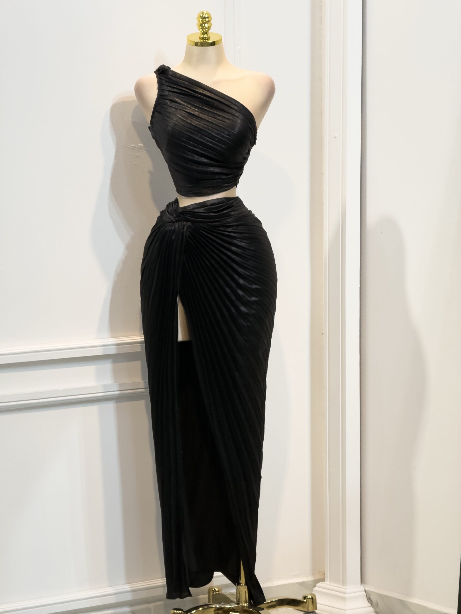 Conjunto Negro Asimétrico Y Abertura Lateral - Image 3