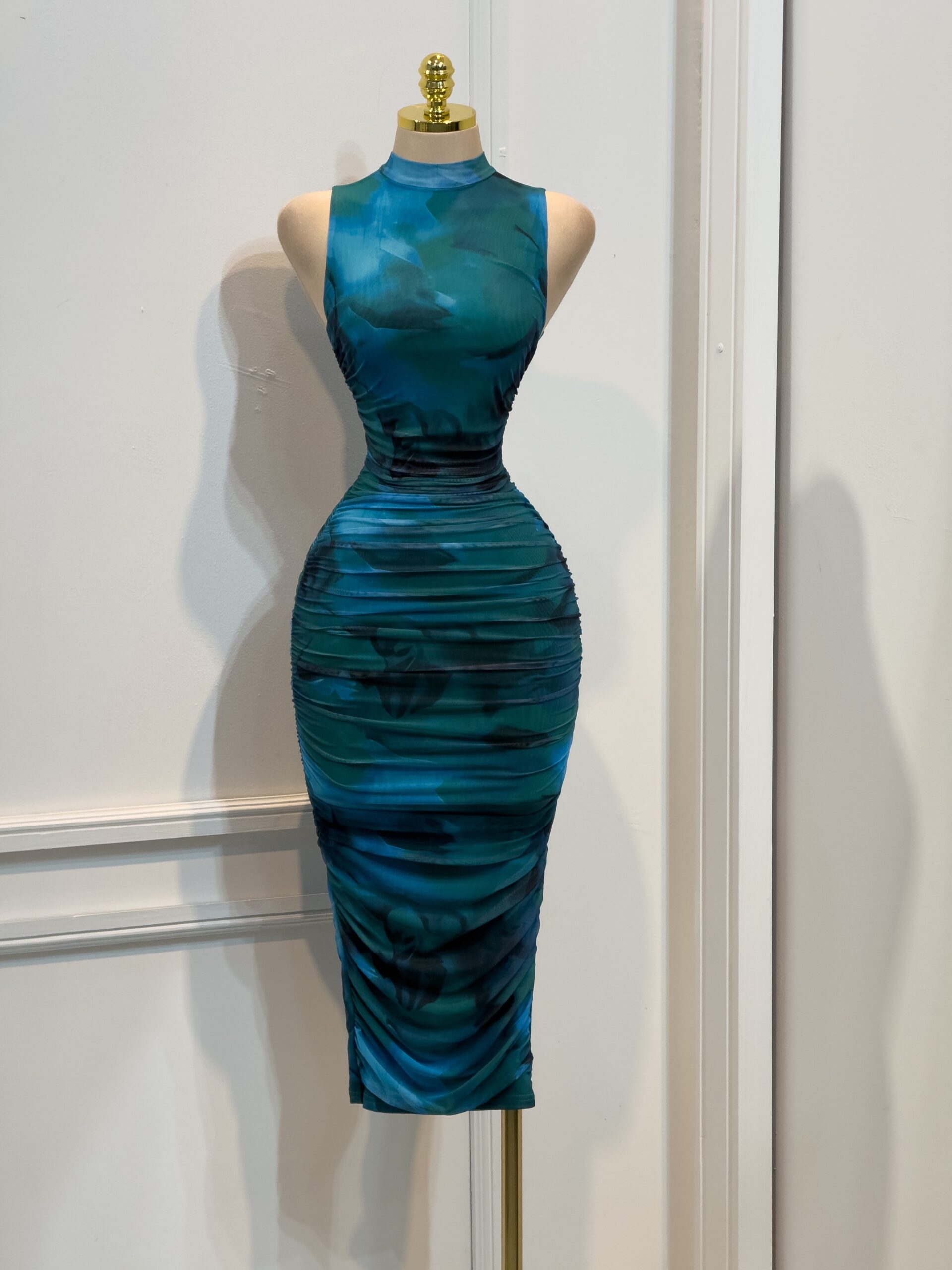 Vestido Azul Verde Marmoleado Con Cuello Alto Y Drapeado Elegante - Image 4