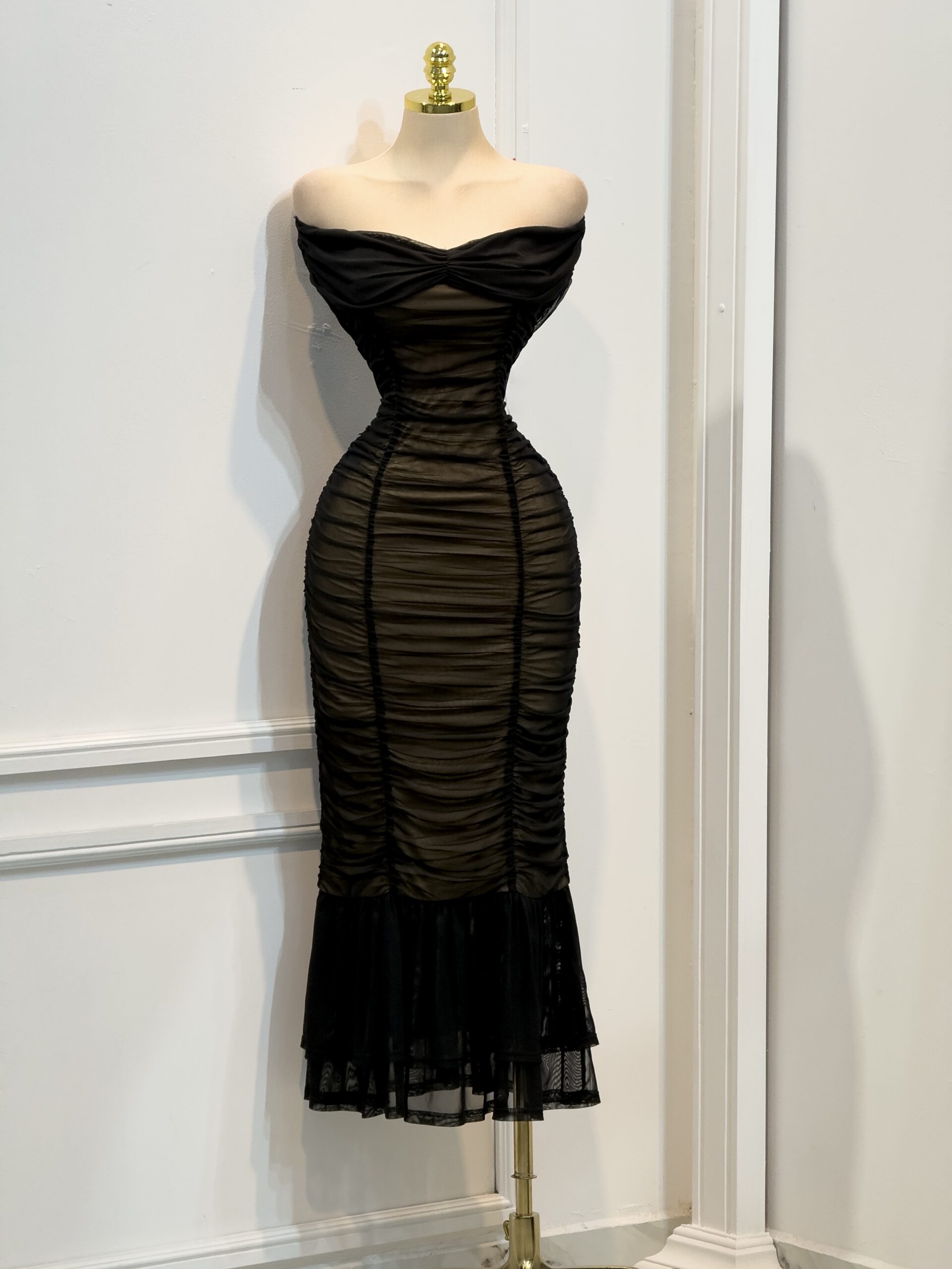 Vestido Negro Con Drapado Y Escote Bardot - Image 4